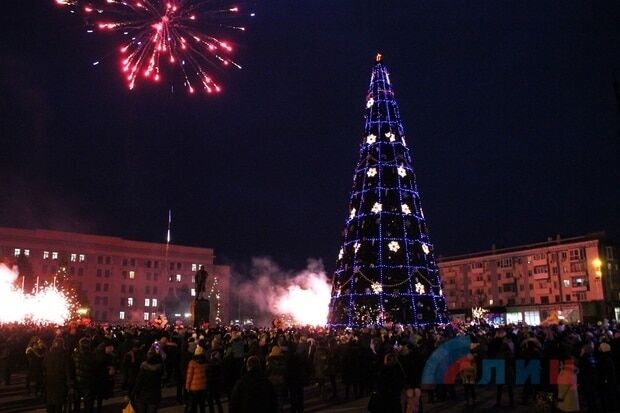 В оккупированном Луганске открыли елку и запустили фейерверк: опубликованы фото и видео