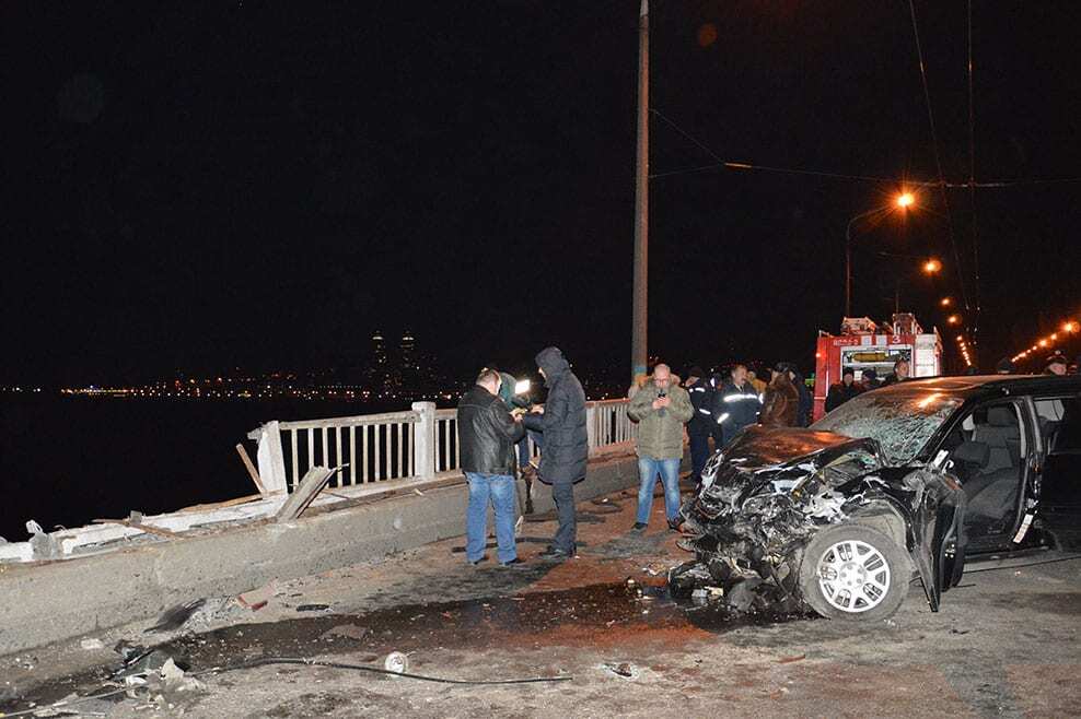 В Днепропетровске после аварии на мосту машина упала в воду: двое погибших
