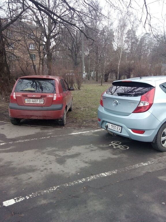 Два в одному: у Києві "герої парковки" залишили авто на велодоріжці і газоні