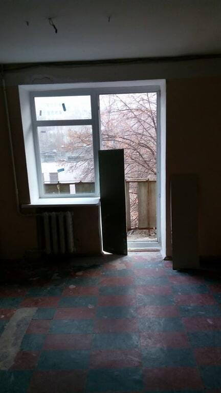 Нахабно украли: в Києві житловий будинок залишився без вікон