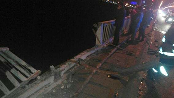 В Днепропетровске после аварии на мосту машина упала в воду: двое погибших