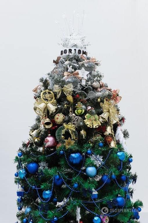 В Киеве появилась елка, рассказывающая историю новогодних игрушек