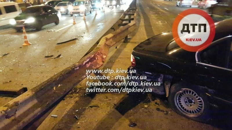 ДТП: в Киеве BMW снес 25 метров отбойника