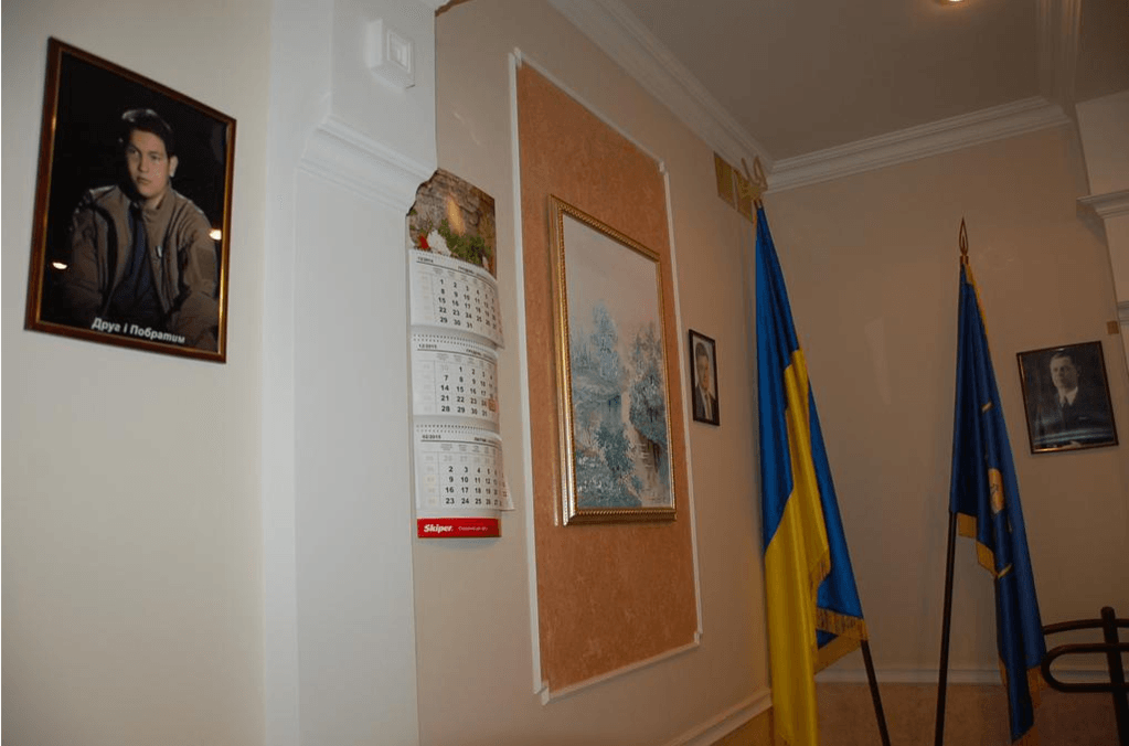 Глава Сумского облсовета повесил в своем кабинете портрет "киборга" вместо Порошенко