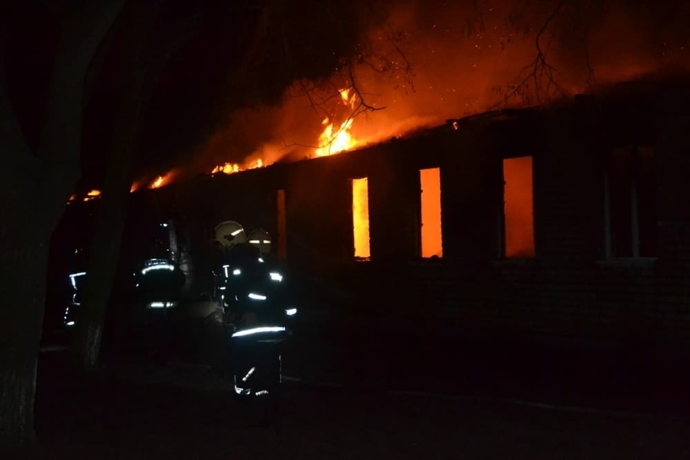 В Одеській області всю ніч гасили пожежу у військовій частині