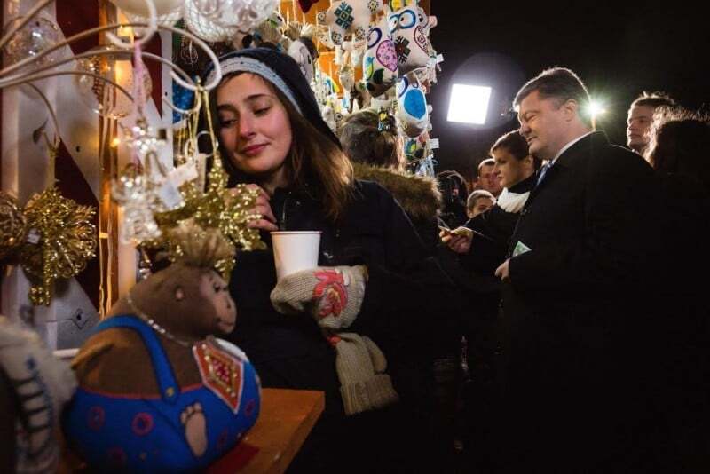 Сувеніри для онука та поздоровлення: Порошенко прогулявся по новорічному ярмарку в Києві. Фотофакт