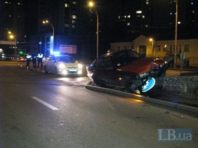 СМИ: в Киеве пьяный полицейский на BMW протаранил бетонный парапет