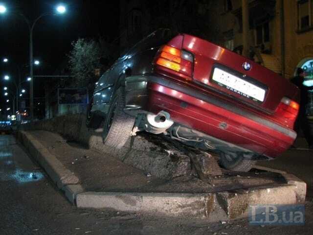 ЗМІ: у Києві п'яний поліцейський на BMW протаранив бетонний парапет