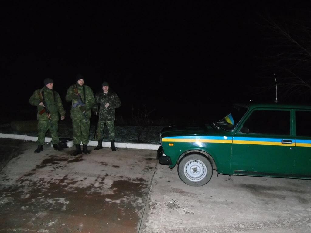 Участники блокады Крыма задержали микроавтобус с гранатами: опубликованы фото