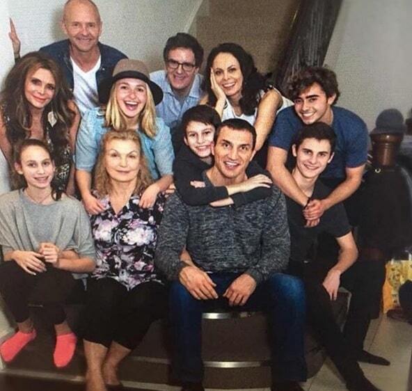 Кадр дня: Володимир Кличко з сім'єю: рідкісне фото