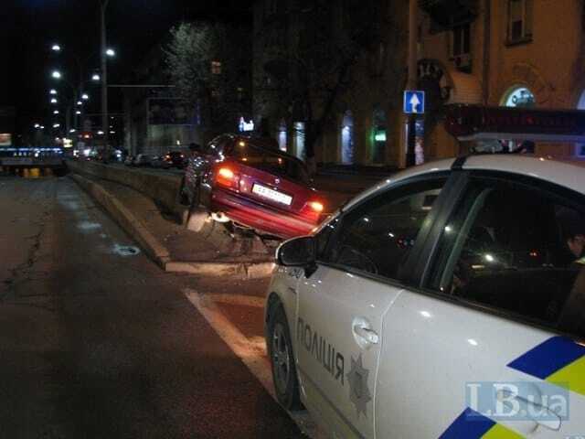 СМИ: в Киеве пьяный полицейский на BMW протаранил бетонный парапет 