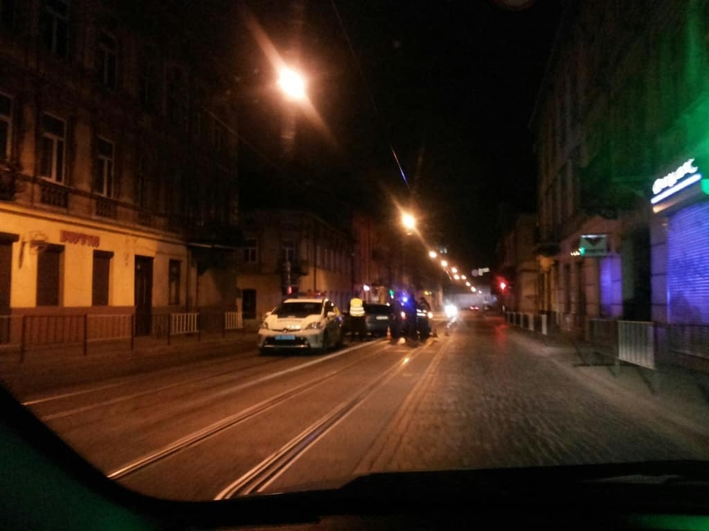ДТП у Львові: таксистові не вдалося обігнати патрульних