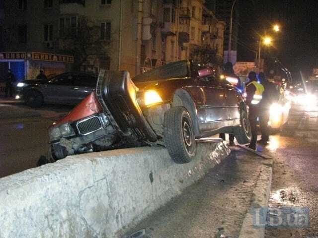 ЗМІ: у Києві п'яний поліцейський на BMW протаранив бетонний парапет