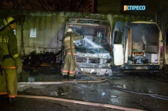 У Києві згоріли дві карети швидкої допомоги: опубліковані фото і відео