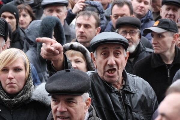 Сутички і зламані мікрофони: у Кіровограді протестують проти перейменування в Інгульськ