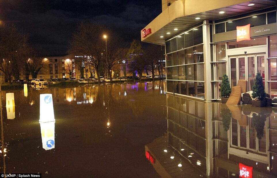 Наводнение в Великобритании: в эвакуации жителей задействована армия