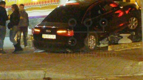 ДТП у Києві: Audi вилетіло з дороги і застрягло у ресторану