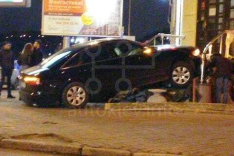 ДТП в Киеве: Audi вылетело с дороги и застряло у ресторана