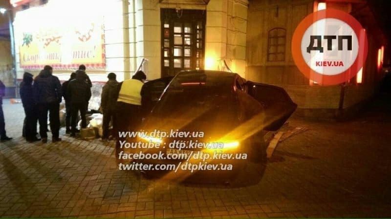ДТП в Киеве: Audi вылетело с дороги и застряло у ресторана