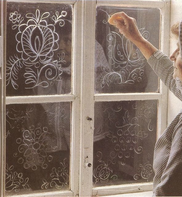 Как по-новогоднему украсить окна: 20 отличных способов