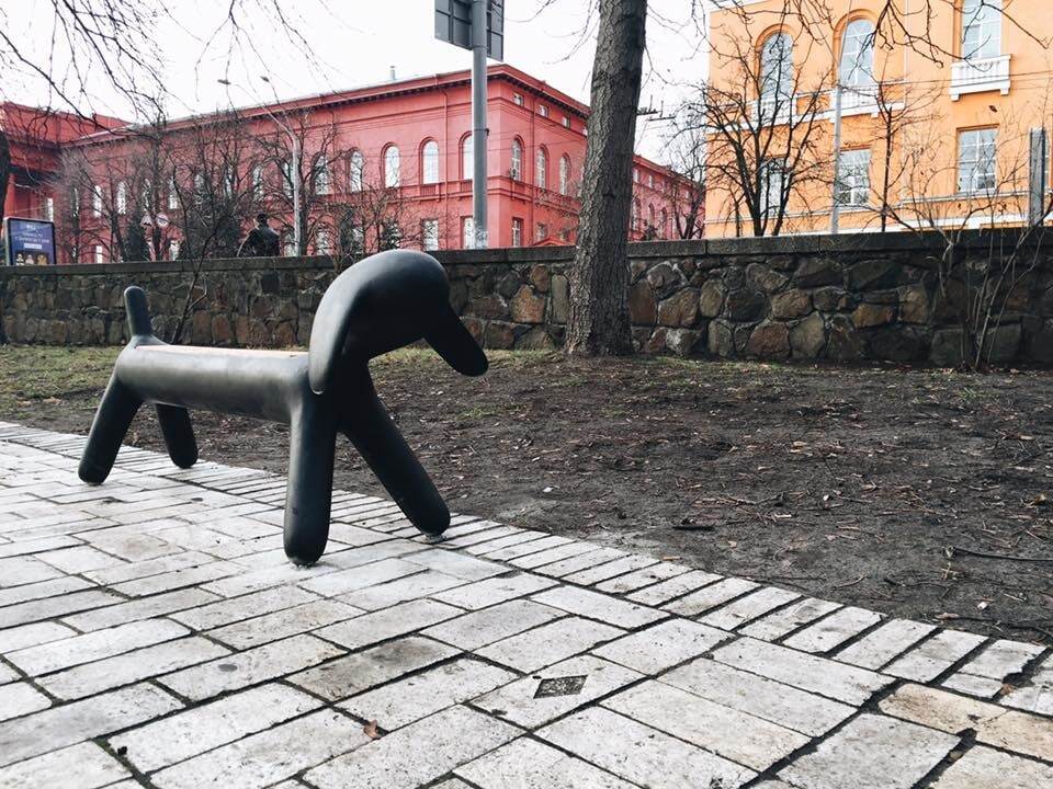 В киевском парке установили креативные лавочки для детей: фотофакт