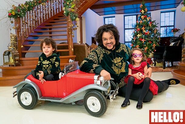 Киркоров показал детей и роскошный дом в новогодней фотосессии