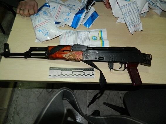 Набор боевика: в Киеве полиция задержала авто с оружием, наручниками и балаклавой