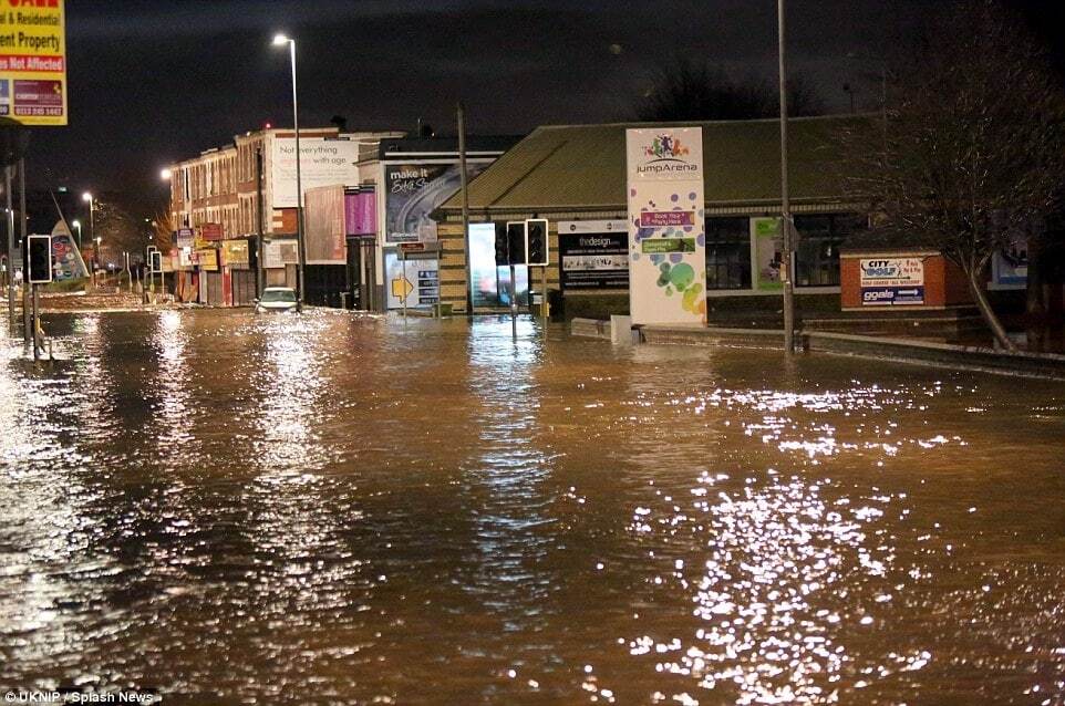 Наводнение в Великобритании: в эвакуации жителей задействована армия