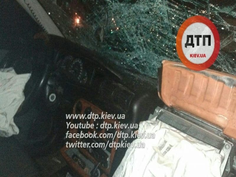 В Киеве пьяный водитель Opel врезался в автобус