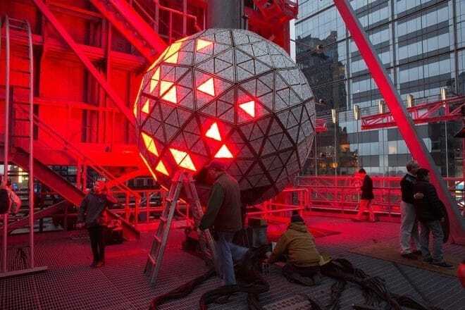 В Нью-Йорке установили главный символ Нового года: фото- и видеофакт