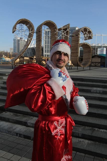 Чемпіон світу з боксу провів яскраву фотосесію з блондинкою в центрі Києва