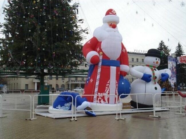 Новогодние курьезы: 20 забавных фотографий