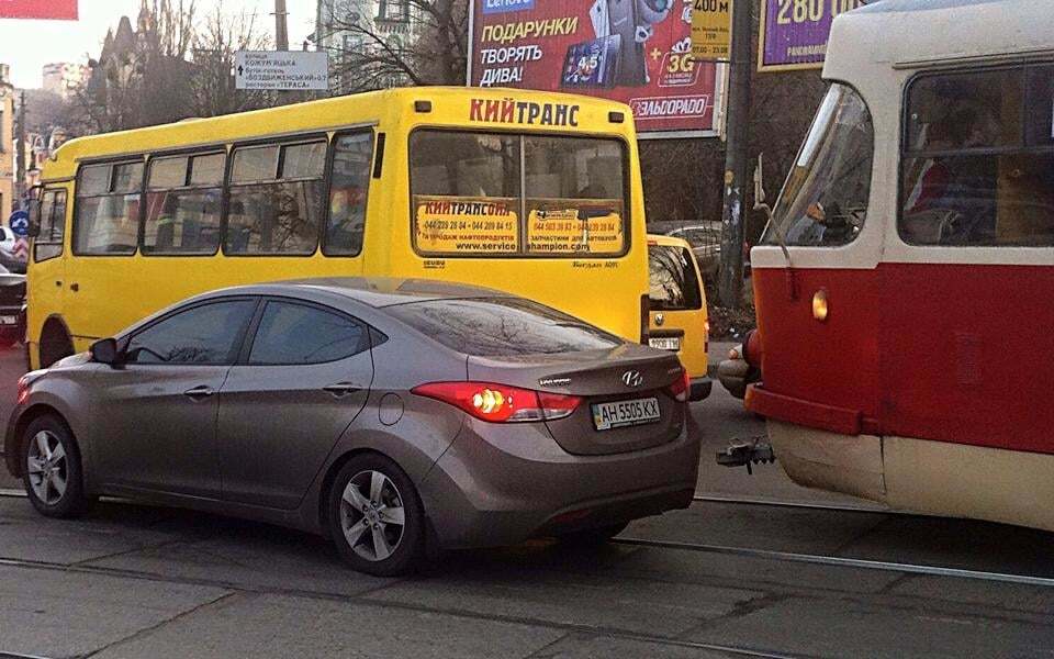 В Киеве "шумахер" едва не сбил пассажиров, выходящих из трамвая: фотофакт