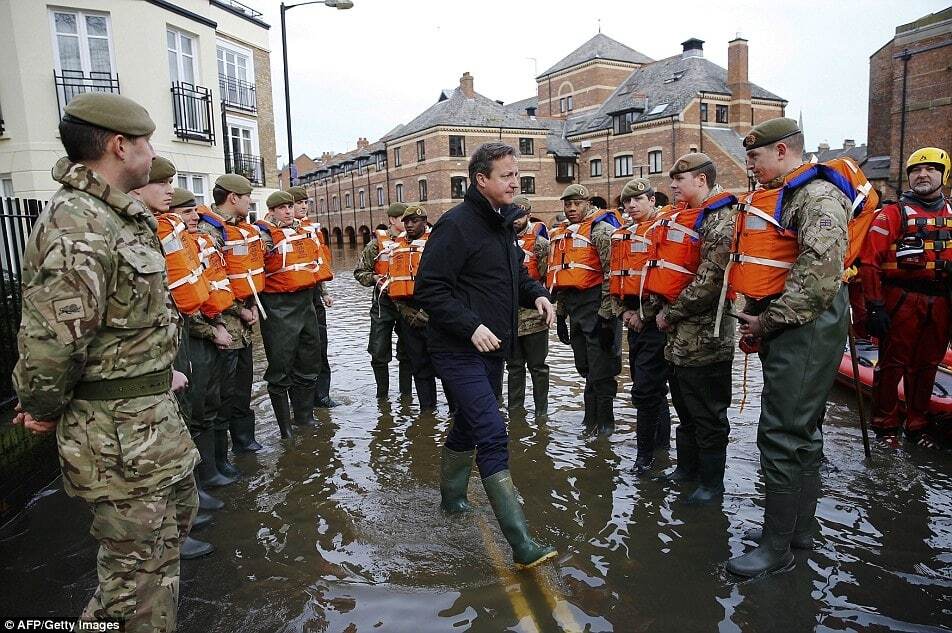Наводнение в Великобритании: затопленные дома и возмущенные пострадавшие