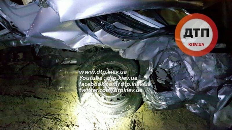 Лобова ДТП у Києві: водій загинула, розбито 10 машин