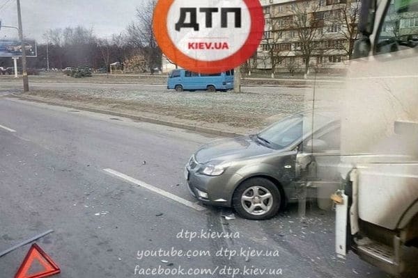 У Києві фура "бортанула" легкове авто