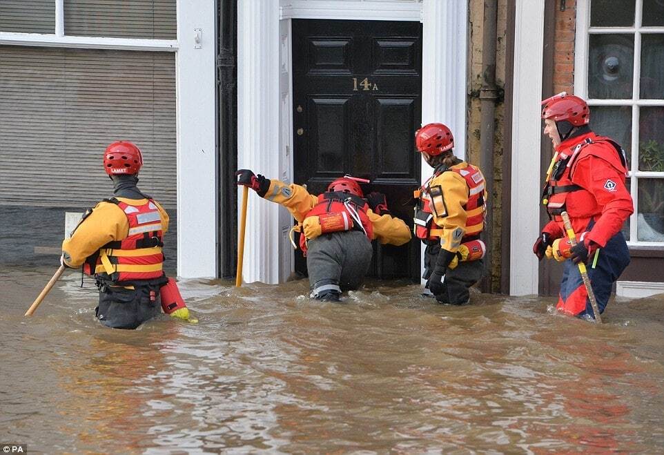 Наводнение в Великобритании: затопленные дома и возмущенные пострадавшие