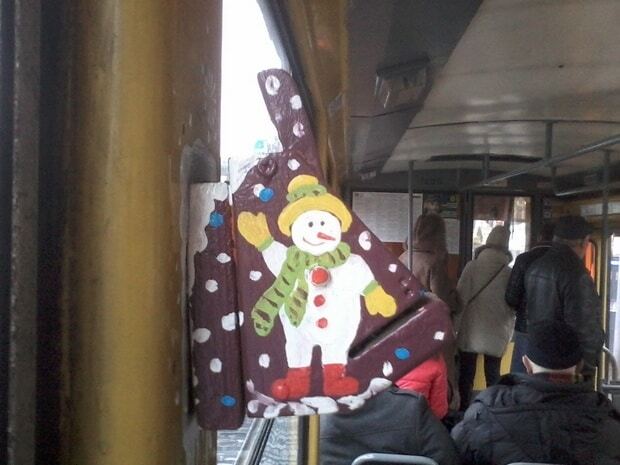 Праздник к нам приходит! В Украине замечены "горящие" новогодние трамваи: фоторепортаж