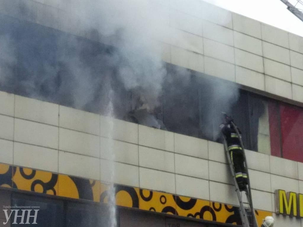 В Одессе вспыхнул пожар в ночном клубе "Огни"