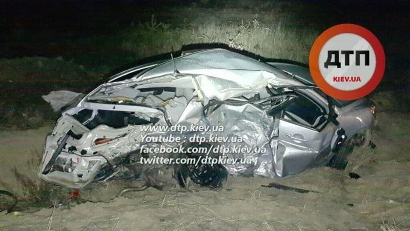 Лобовое ДТП под Киевом: водитель погибла, разбиты 10 машин