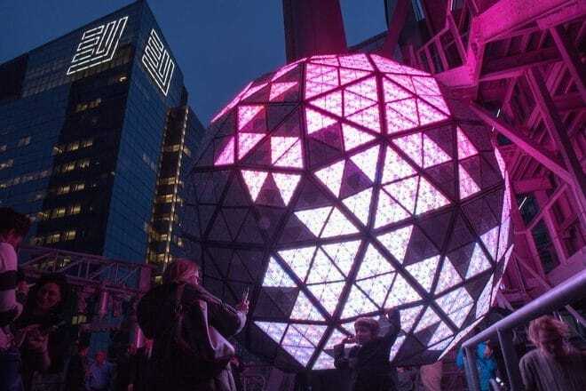 В Нью-Йорке установили главный символ Нового года: фото- и видеофакт