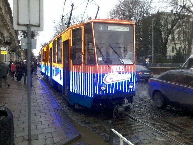 Праздник к нам приходит! В Украине замечены "горящие" новогодние трамваи: фоторепортаж