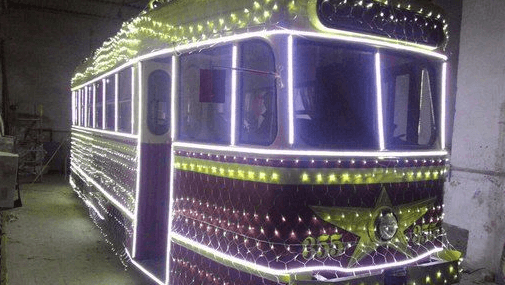 Праздник к нам приходит! В Украине замечены "горящие" новогодние трамваи: фоторепортаж