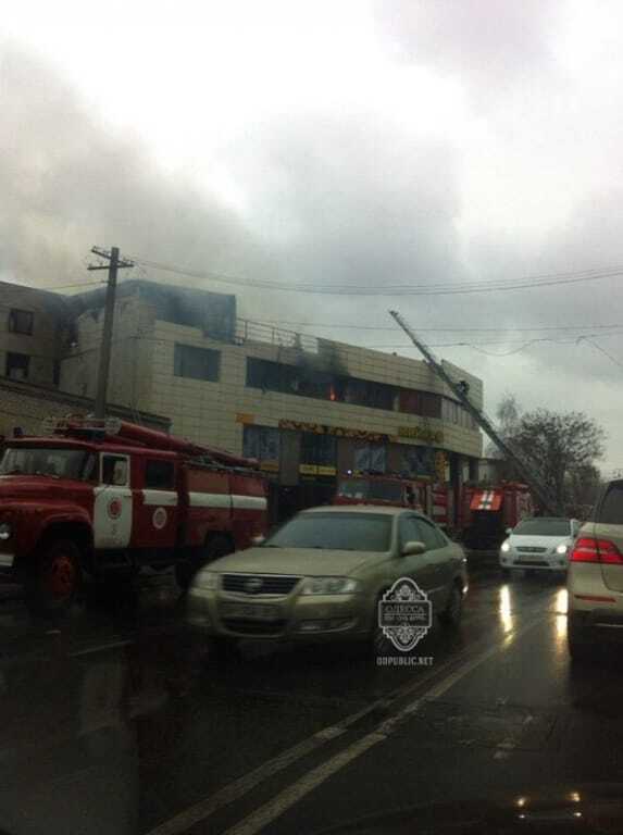 В Одессе вспыхнул пожар в ночном клубе "Огни": опубликованы фото и видео
