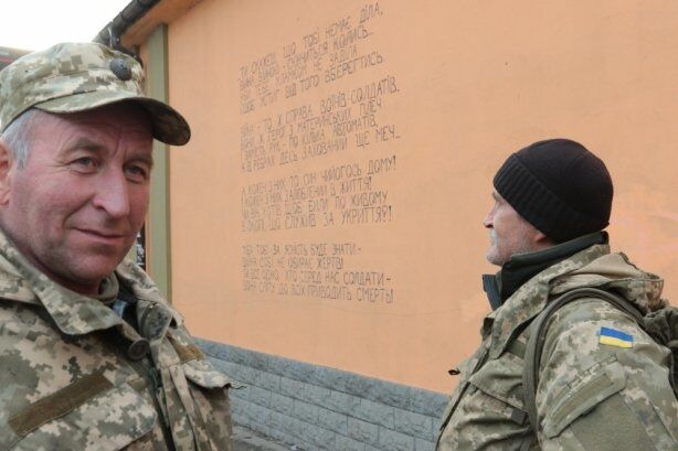 Стіни львівського військового містечка розписали віршами бійців АТО