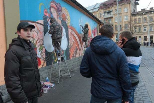 Стены львовского военного городка расписали стихами бойцов АТО