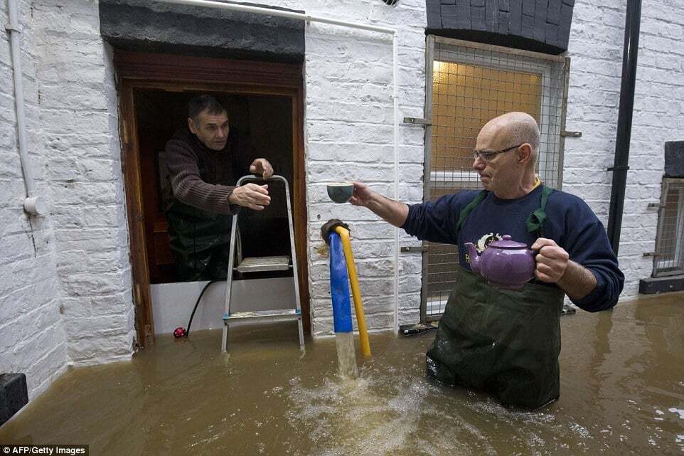 Повінь у Великобританії: затоплені будинки й обурені постраждалі