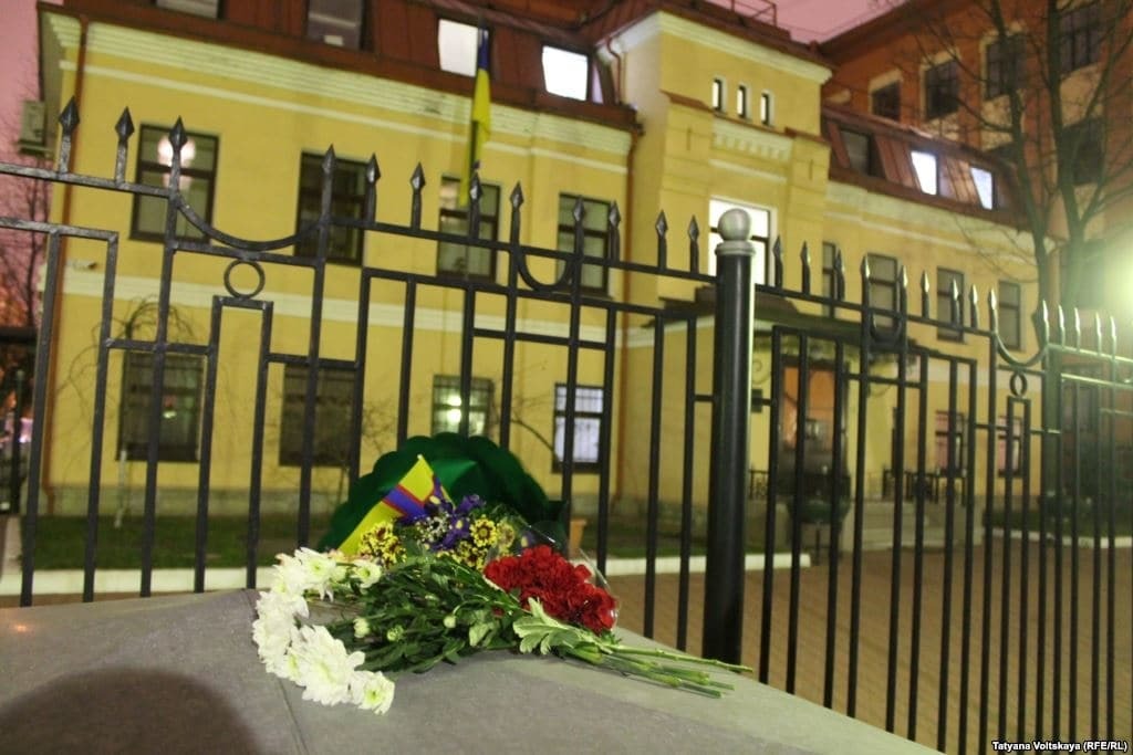 У консульства України в Петербурзі вшанували пам'ять загиблого активіста Колесникова