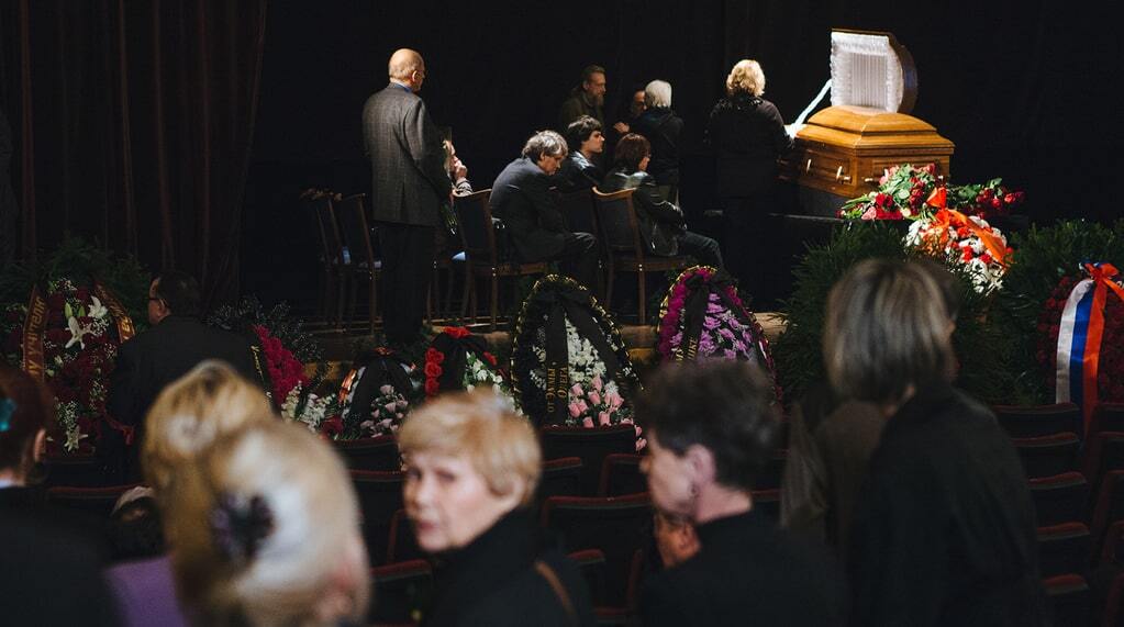 Кінець епохи. Похорон Ельдара Рязанова закінчилися скандалом: фото і відео церемонії