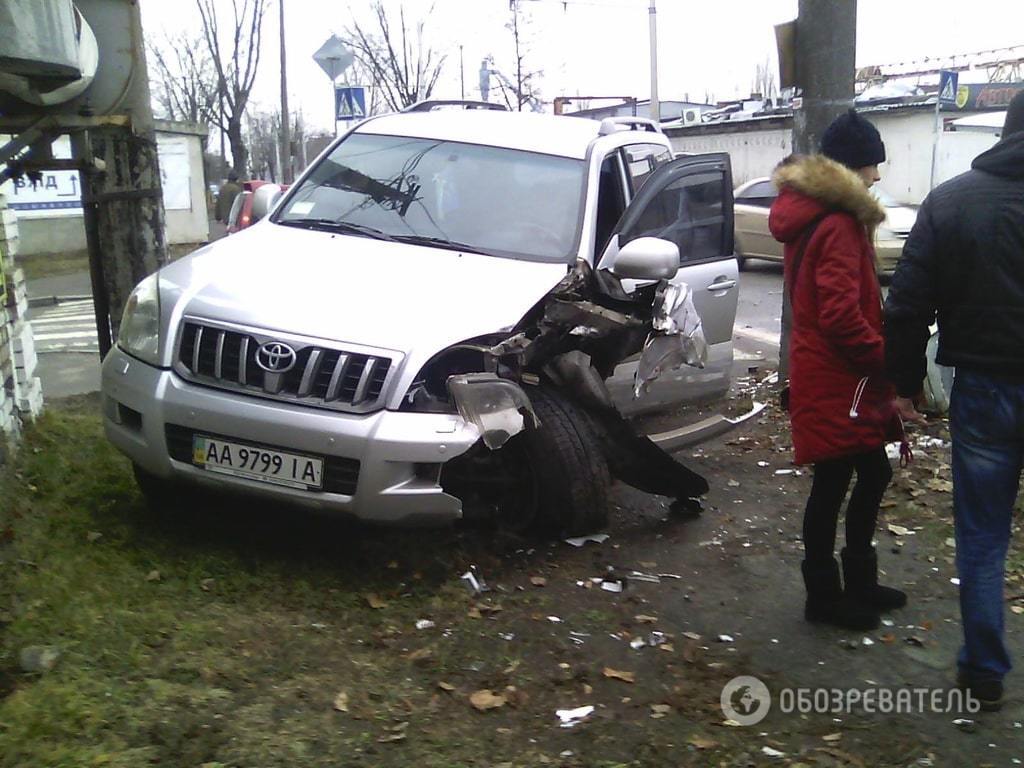 В Киеве легковушка расшибла внедорожник: опубликованы фото